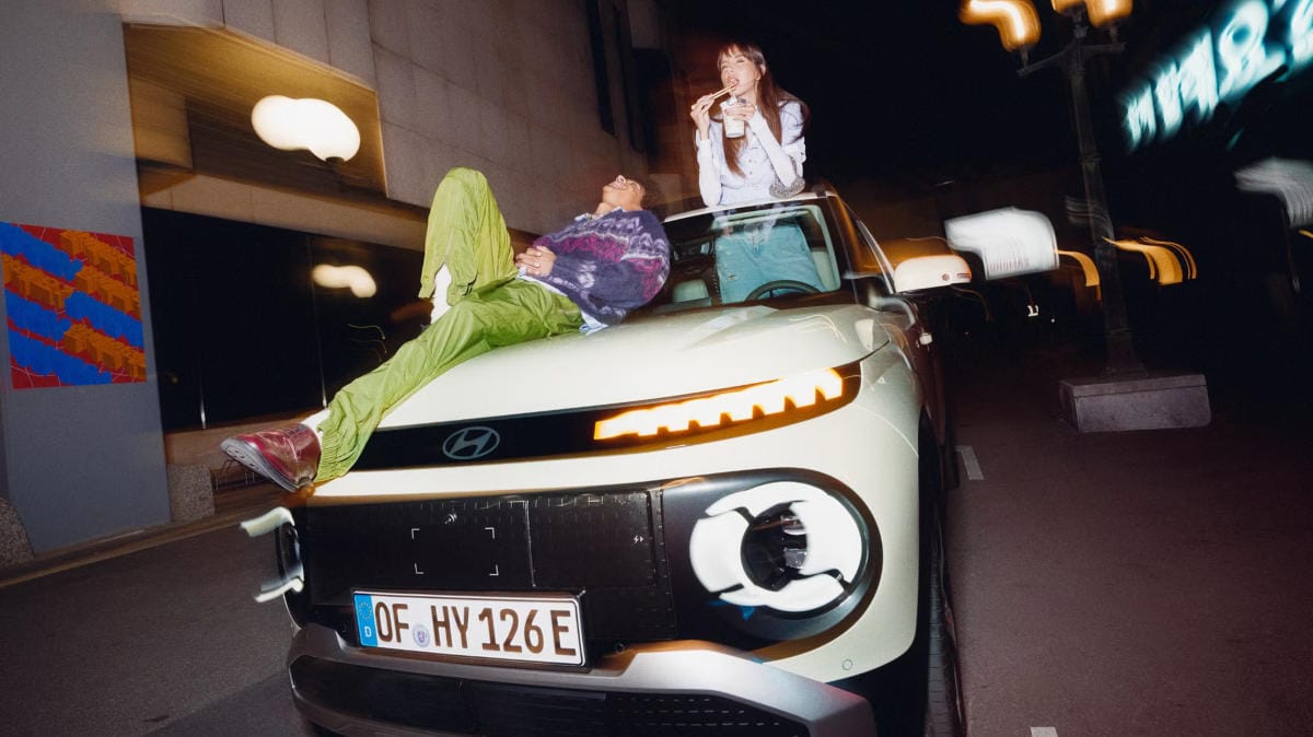 jóvenes con su nuevo Hyundai INSTER