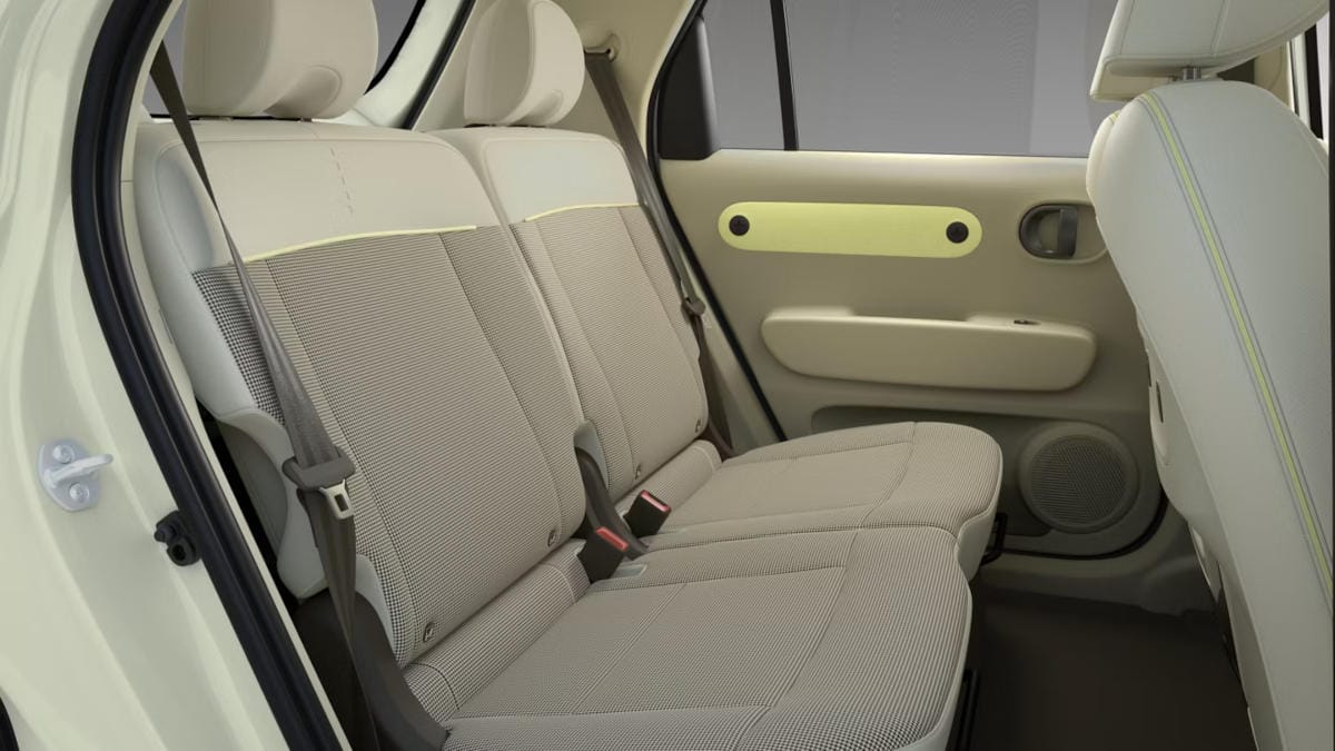 Un primer plano de los cómodos asientos traseros del nuevo pequeño coche eléctrico Hyundai INSTER.