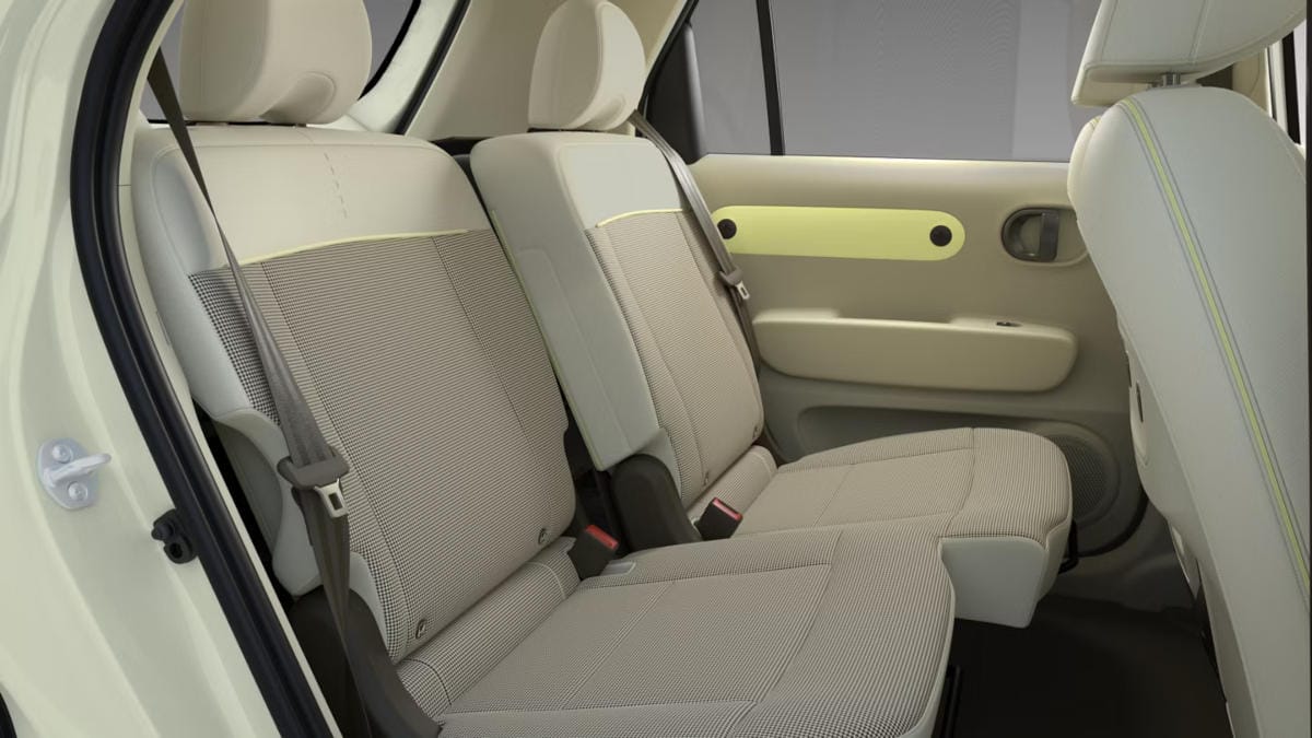 Un primer plano de los asientos traseros flexibles del nuevo coche eléctrico pequeño Hyundai INSTER.