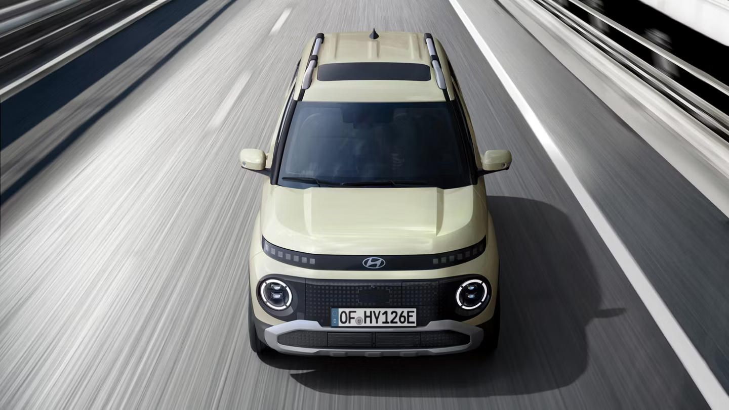 Vista superior delantera de un coche eléctrico compacto Hyundai INSTER.