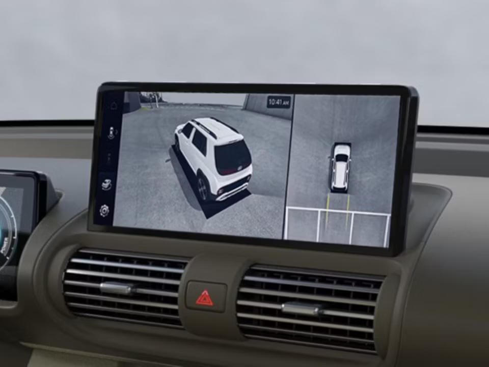 Primer plano del monitor de visión envolvente del nuevo coche eléctrico compacto Hyundai INSTER.