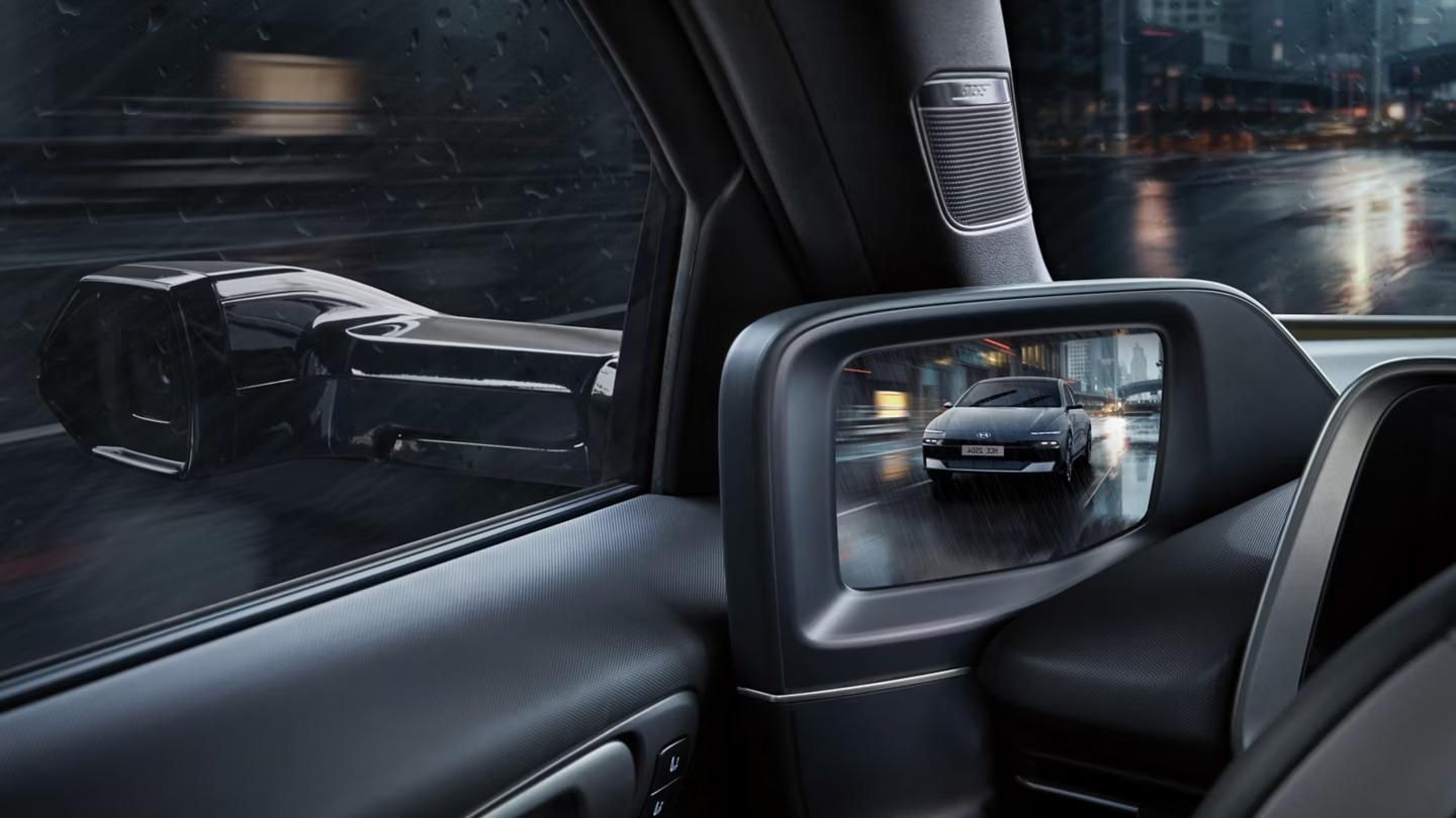 Espejos retrovisores digitales de diseño estilizado.