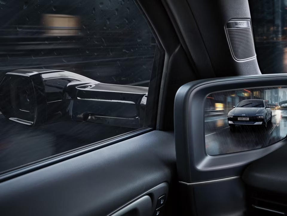 Espejos retrovisores digitales de diseño estilizado.