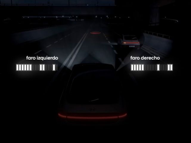 Varios vehículos delante.