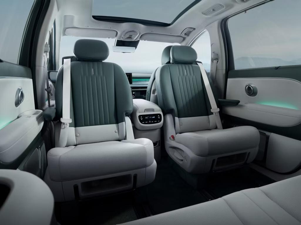 6 plazas, segunda fila de asientos giratorios.