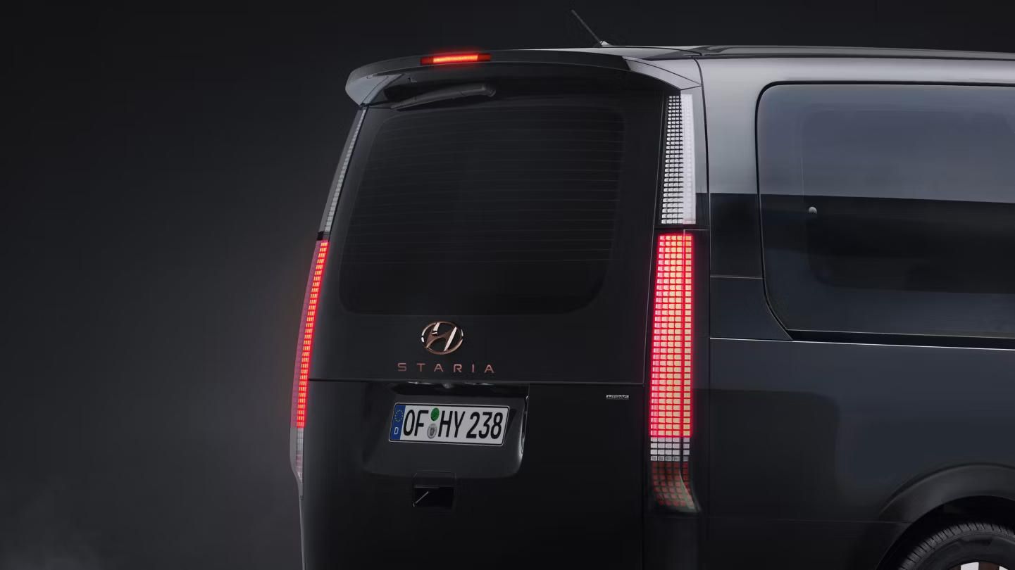 Luces traseras combinadas.