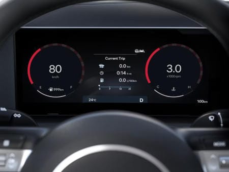Panel digital que muestra la velocidad y la autonomía del Hyundai TUCSON.