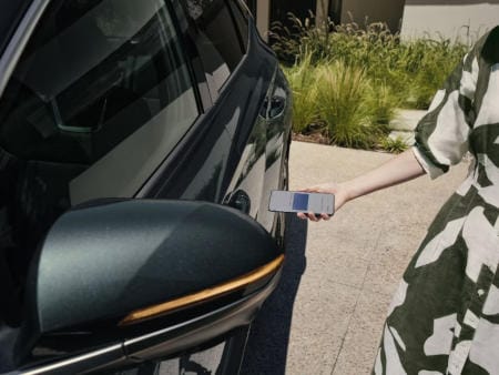 Una mujer utiliza la Hyundai Digital Key 2 para abrir la puerta del conductor del Hyundai TUCSON.