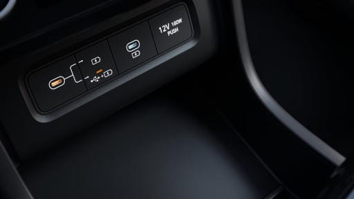 Carga rápida y compatibilidad universal con una toma de corriente de 12 V y dos puertos USB-C del Hyundai TUCSON. 