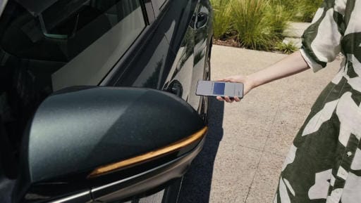 Una mujer utiliza la Hyundai Digital Key 2 para abrir la puerta del conductor del Hyundai TUCSON.