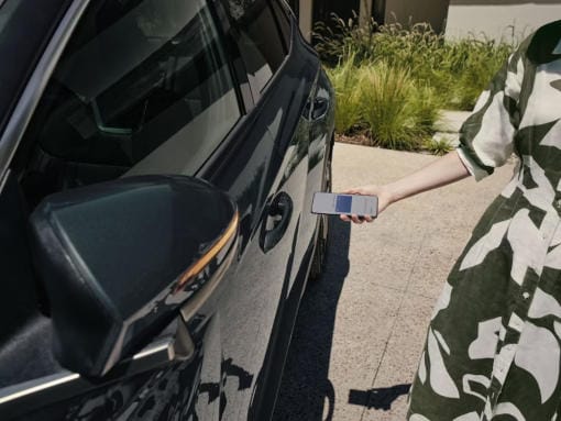Una mujer utiliza la Hyundai Digital Key 2 para abrir la puerta del conductor del Hyundai TUCSON.