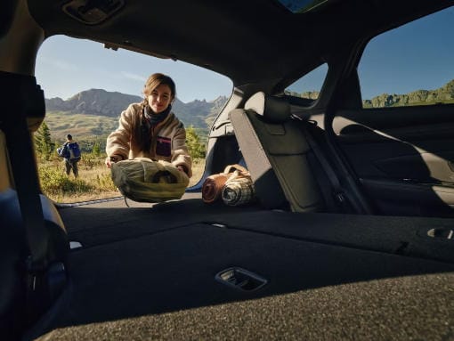 Una mujer guardando cosas en el maletero del Hyundai TUCSON. 