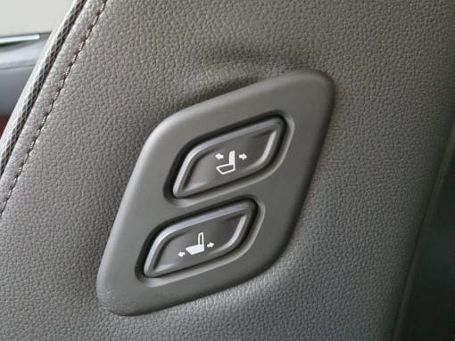 Botones para deslizar y reclinar el asiento del pasajero delantero del Hyundai TUCSON. 