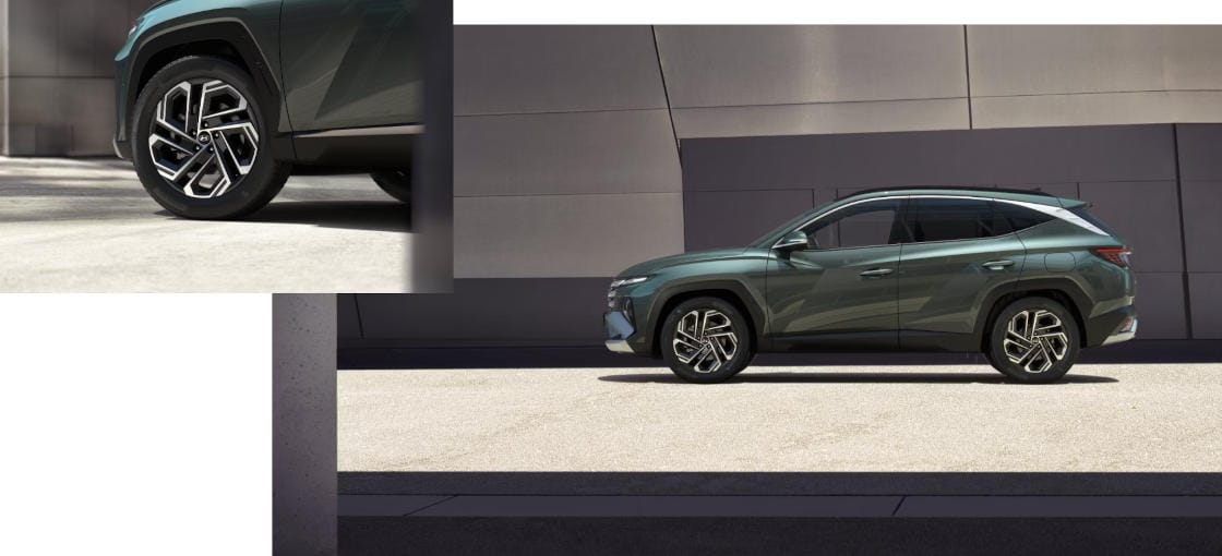 El Hyundai TUCSON aparcado junto a un edificio.