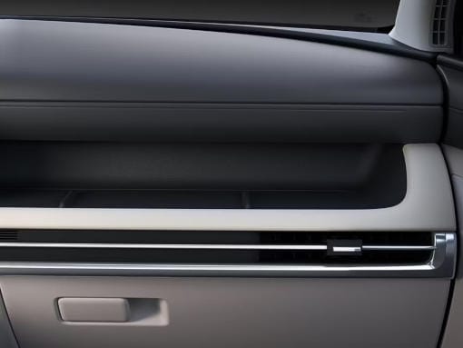El nuevo salpicadero y la bandeja portaobjetos abierta del Hyundai TUCSON. 