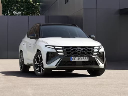 El Hyundai TUCSON aparcado delante de un edificio. 