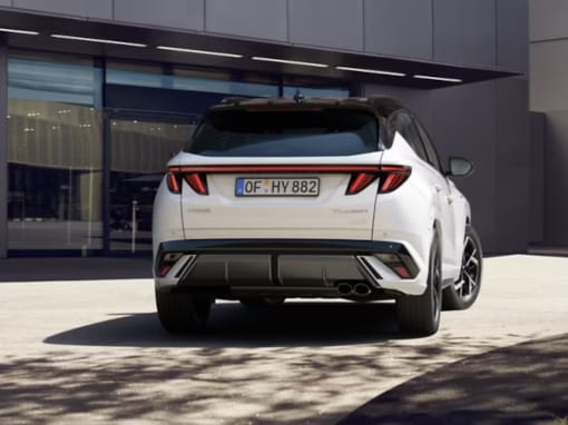 El Hyundai TUCSON aparcado mostrado desde atrás.