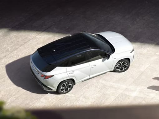 El Hyundai TUCSON fotografiado desde arriba aparcado en la calle. 