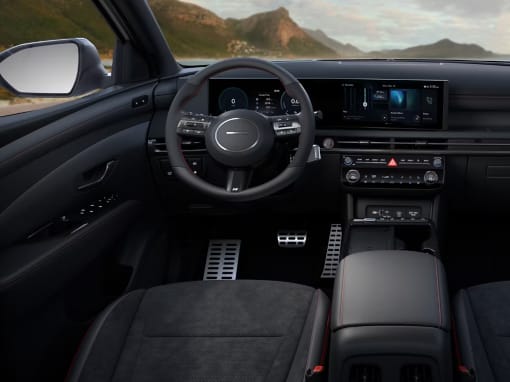 Pedales metálicos deportivos con almohadillas de goma antideslizantes en el Hyundai TUCSON. 