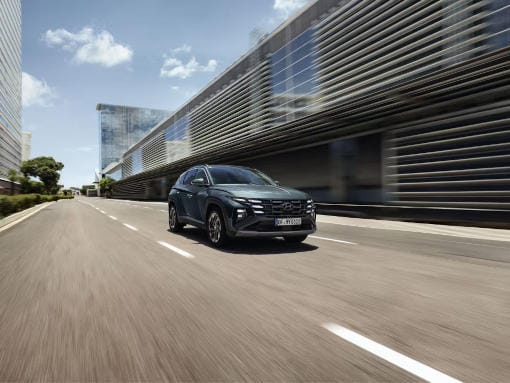 El Hyundai TUCSON circulando por una calle de la ciudad. 