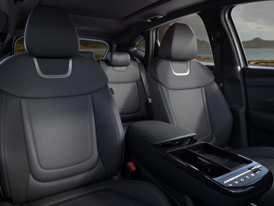 Una mujer utiliza la Hyundai Digital Key 2 para abrir la puerta del conductor del Hyundai TUCSON.