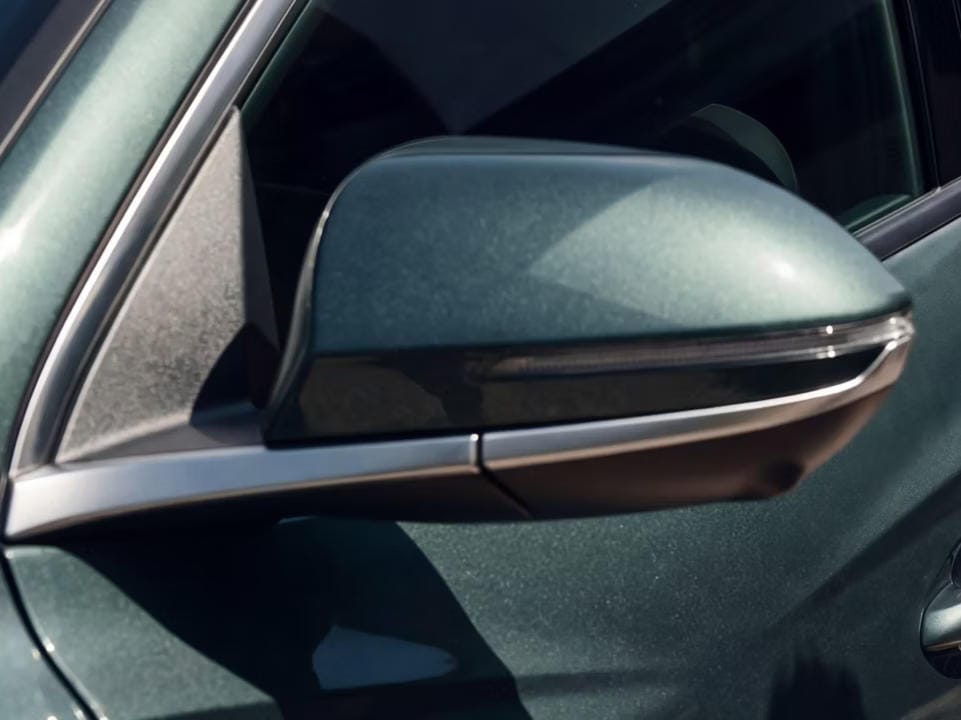 Una mujer utiliza la Hyundai Digital Key 2 para abrir la puerta del conductor del Hyundai TUCSON.