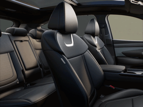 Una mujer guardando cosas en el maletero del Hyundai TUCSON. 