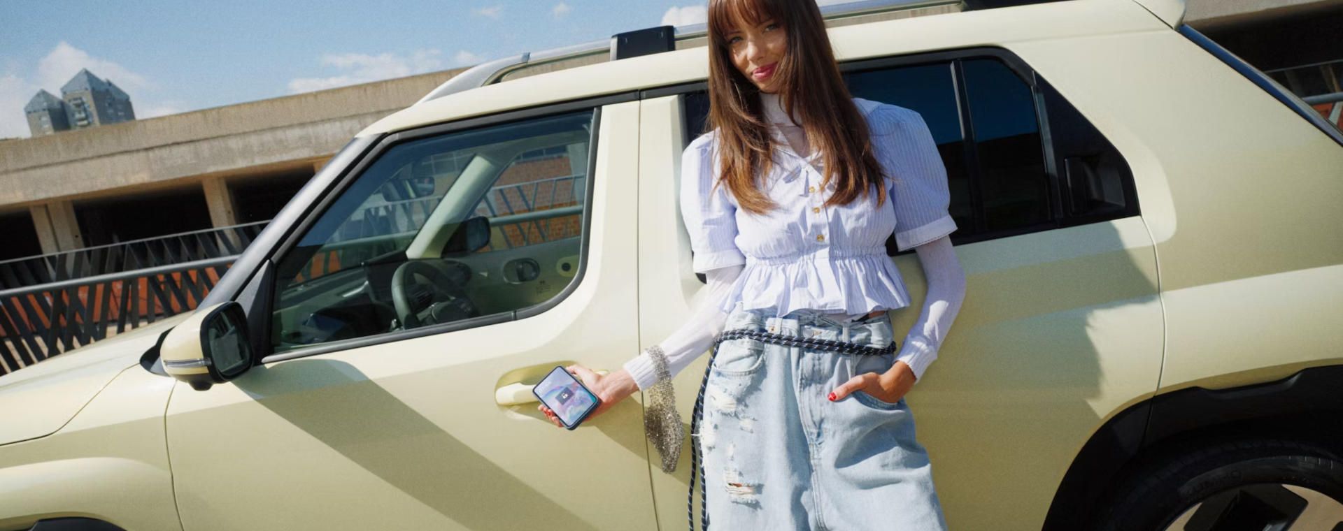 Vista frontal lateral derecho del i30 rojo en la torre de estacionamientos