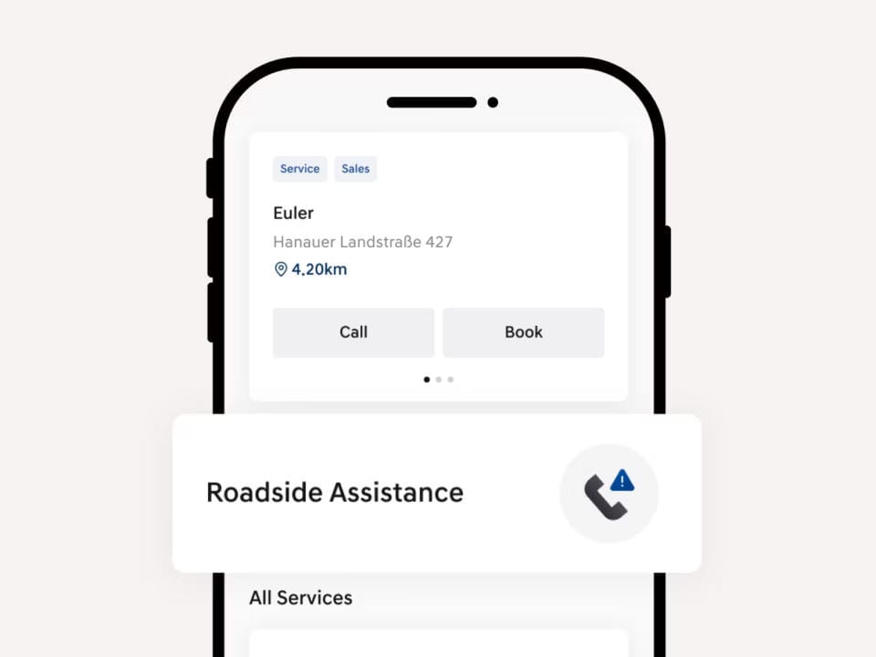 Vista previa de la interfaz del teléfono que enfatiza la función de asistencia en carretera.
