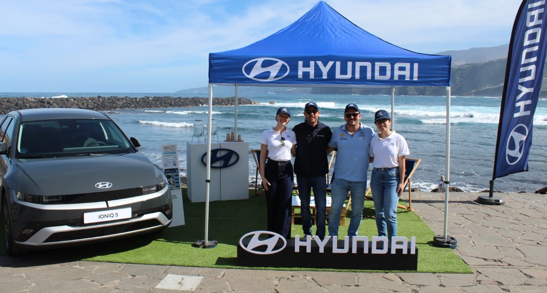 Hyundai colabora con ‘Surfing with Me’ en la limpieza de Playa Martiánez para transformar colillas en tablas de surf