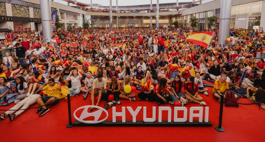 Miles de aficionados celebran la victoria mundialista de España en la Fan Zone de Hyundai Canarias en Alisios