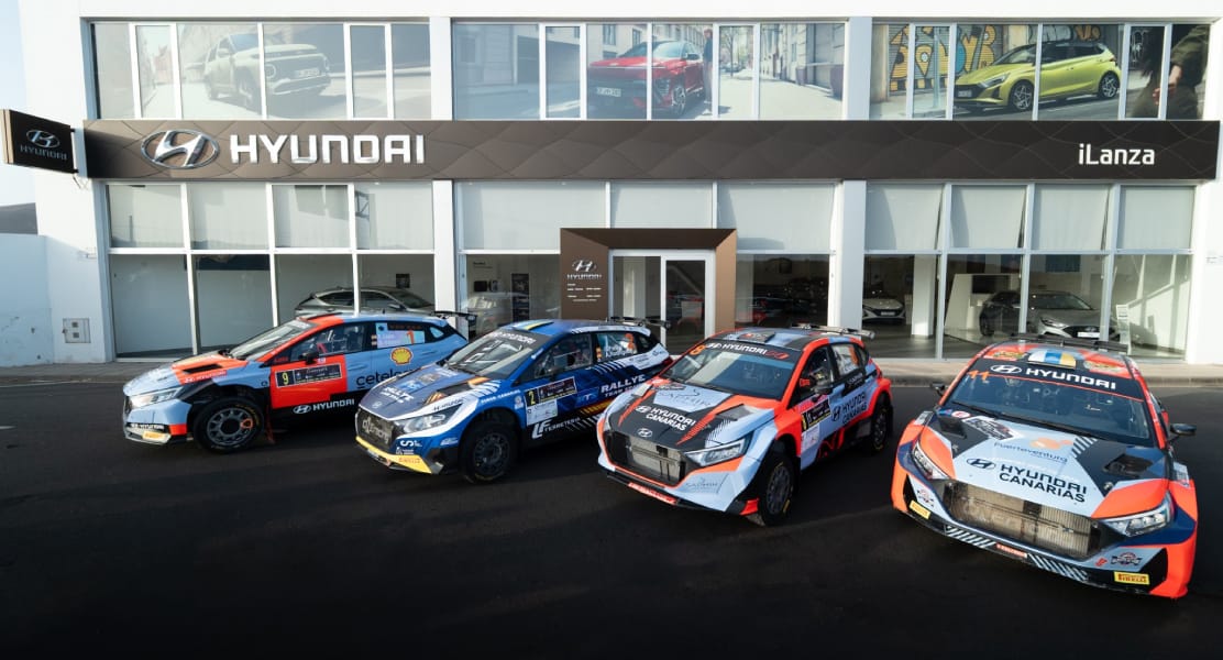 Cuatro Hyundai i20 N Rally2 frente al concesionario iLanza en Lanzarote