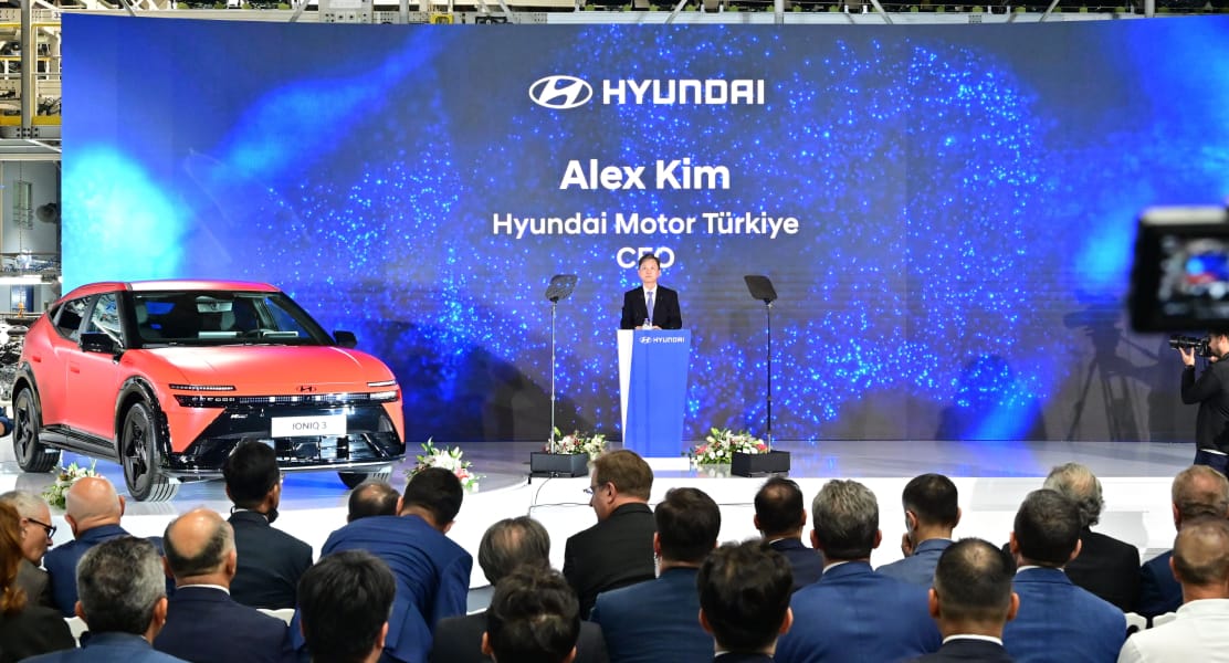 El CEO de Hyundai Motor Türkiye, Alex Kim, durante el acto oficial de inicio de producción del IONIQ 3 en la fábrica de Hyundai Motor Corporation en Izmit (Turquía)