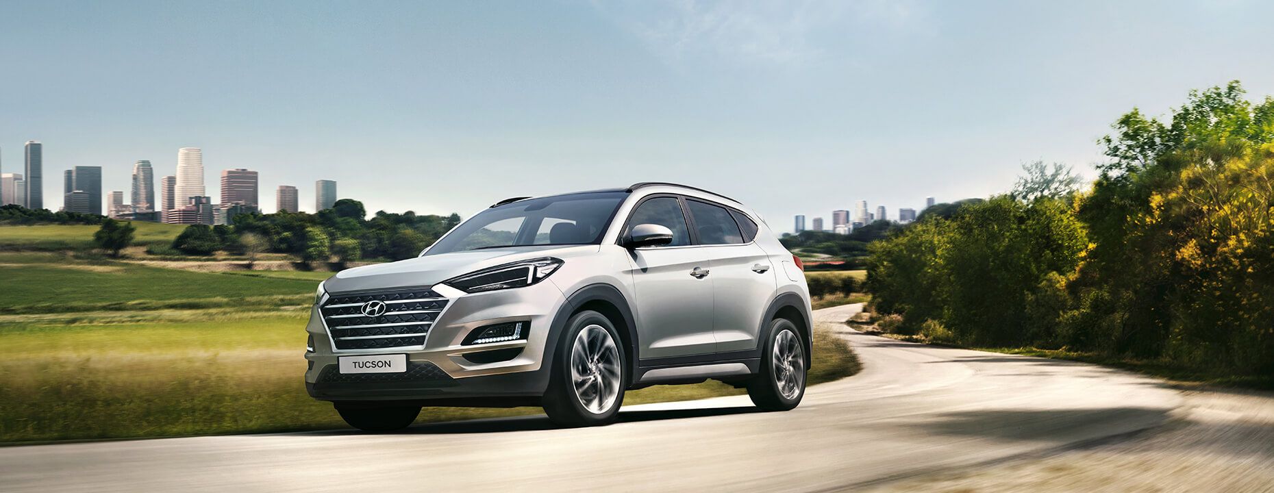 Tucson blanco montando la carretera en un hermoso