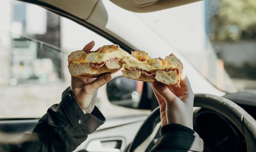 Tips Buka Puasa di Jalan saat Menyetir Mobil, Yuk Coba!