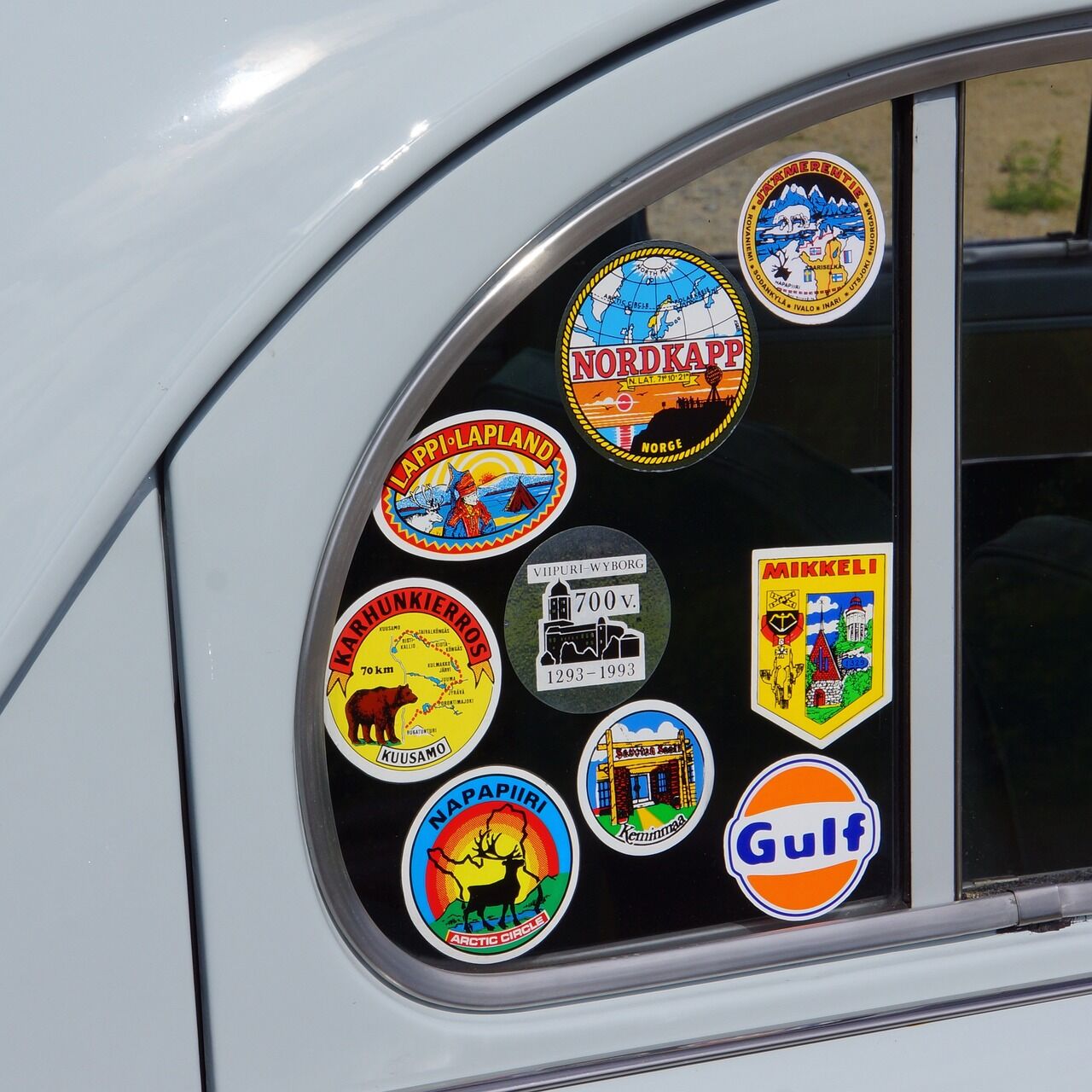 Cara Menghilangkan Bekas Stiker di Kaca Mobil yang Ampuh