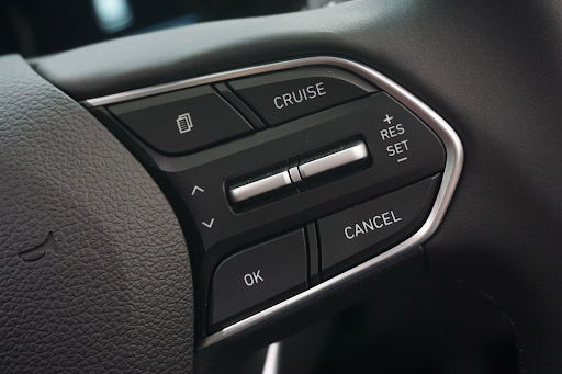 Cruise Control Mobil, Apa Fungsi dan Cara Menggunakannya?