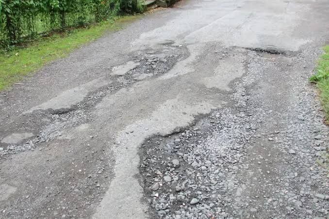 Hati-Hati! Komponen Mobil yang Rentan Rusak Karena Jalan Berlubang
