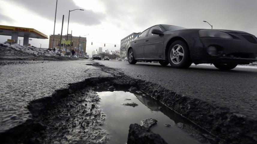 Perlu Diketahui! Berikut Tip Khusus Menghindari Jalan Berlubang