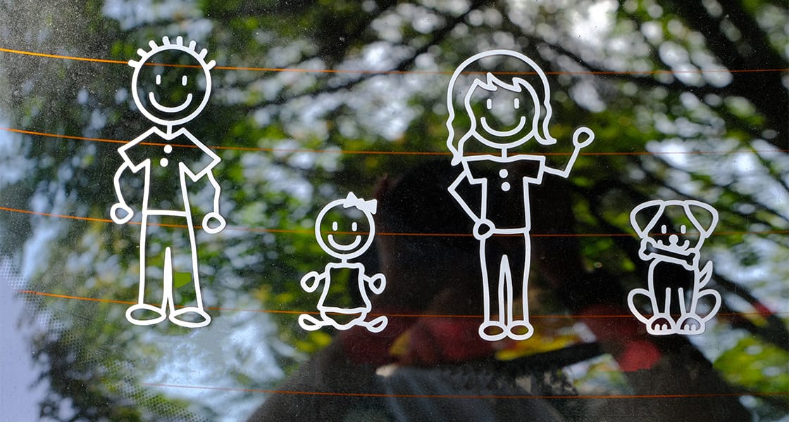 Cara Menghilangkan Bekas Stiker di Kaca Mobil yang Ampuh
