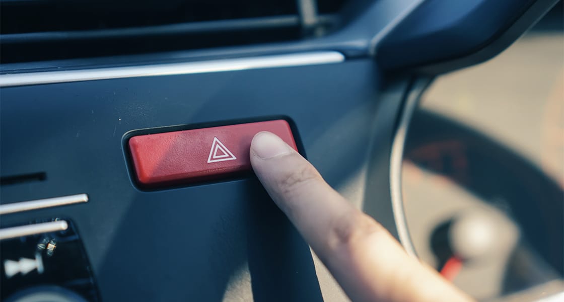 Kapan Waktu yang Tepat Menyalakan Lampu Hazard?