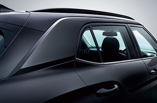 Black gloss C-pillar garnish