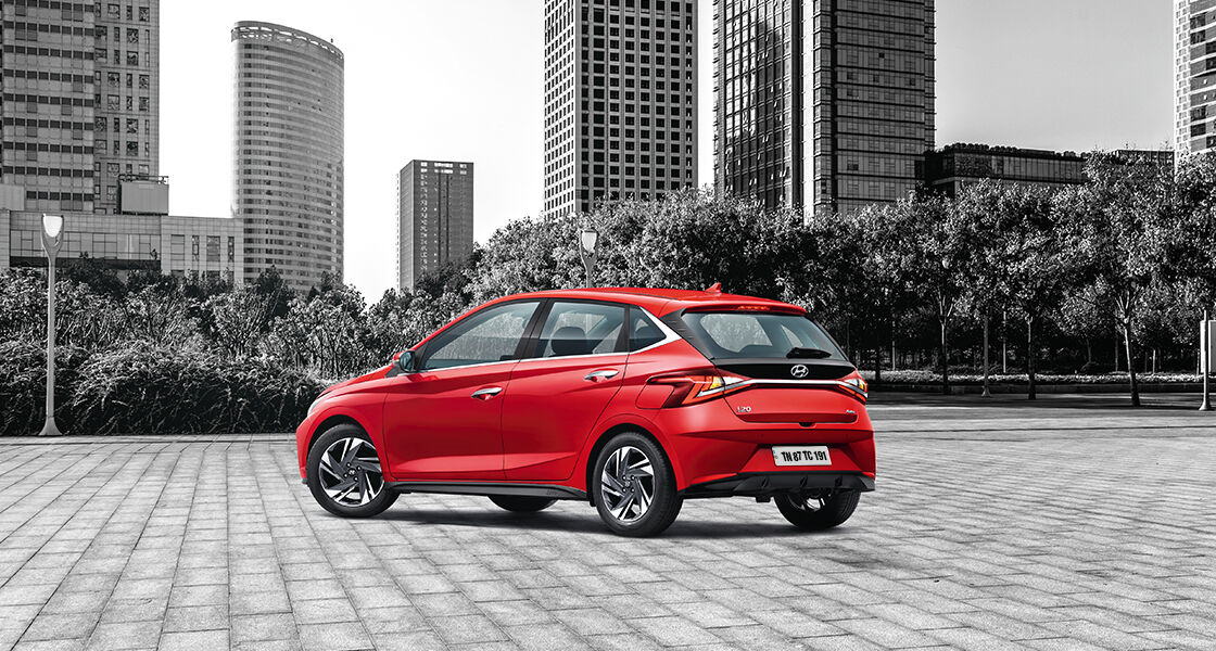 Right side rear view of silver Elantra parked in front of the building