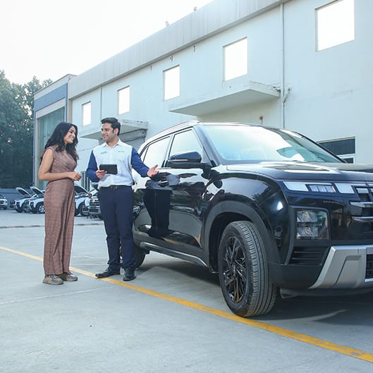A Hyundai customer being welcomed at a service centre