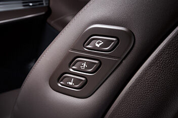 Passenger's seat walk-in switch / Passenger relaxation comfort seat