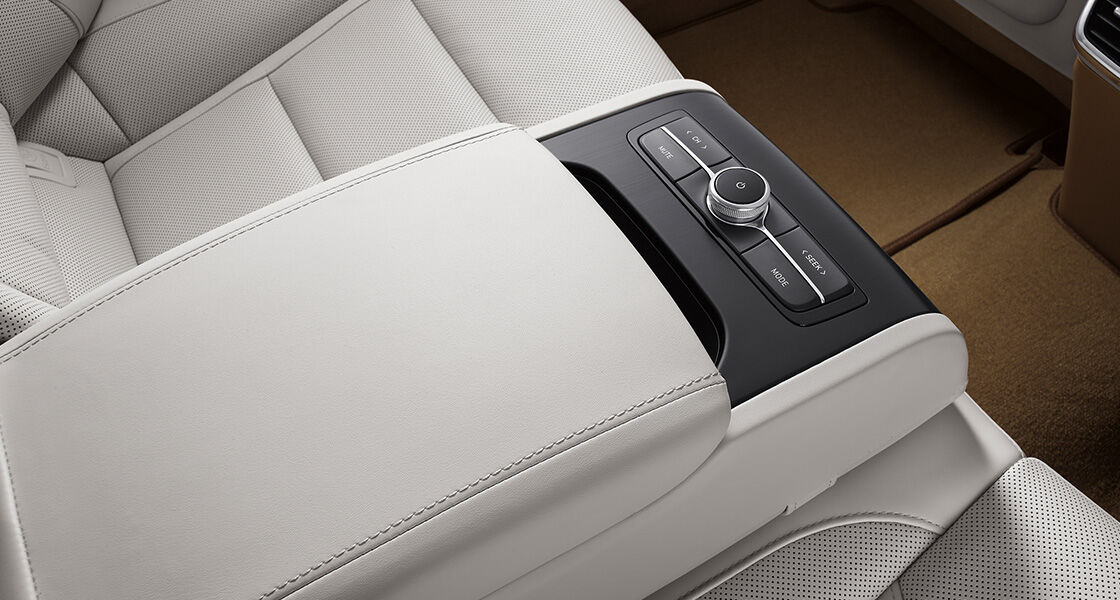 Premium rear seat armrest (ski-through and audio control)