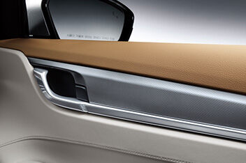 GRANDEUR Hybrid Real aluminum garnish on the door panels