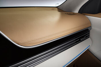 GRANDEUR Hybrid Artificial leather upholstered on the crash pad (includes real stitching)