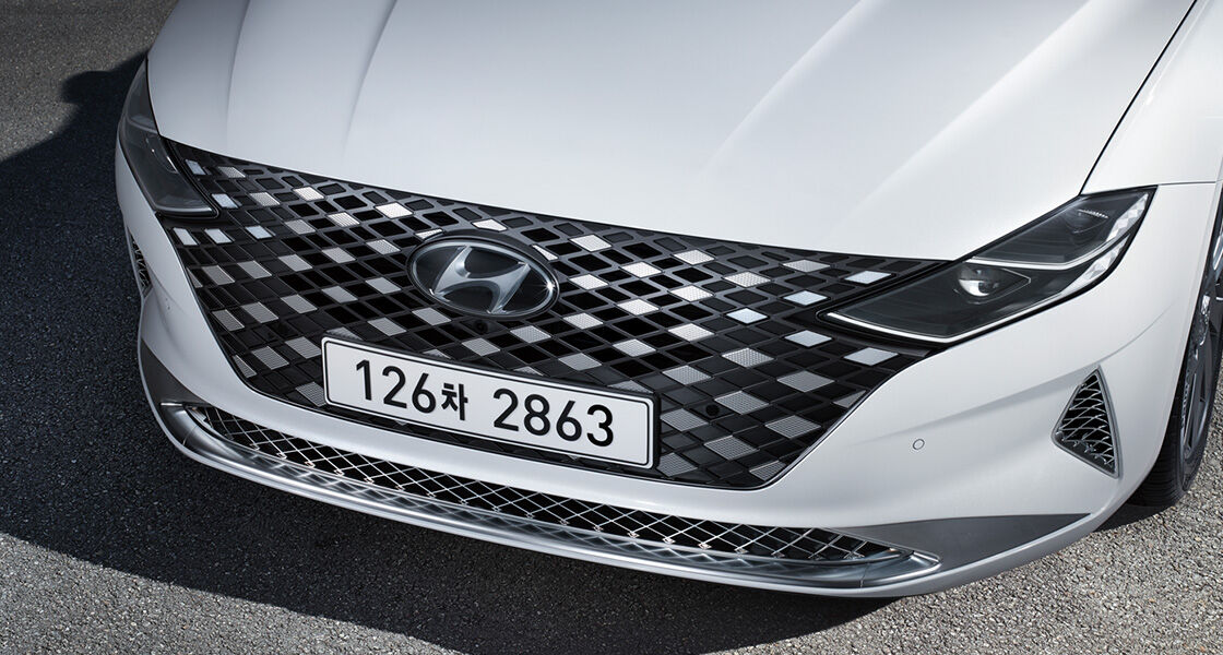GRANDEUR Hybrid Semi-matte chrome radiator grille & Full LED headlamp