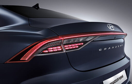 GRANDEUR Hybrid LED rear combination lamp (turn signal lamp)